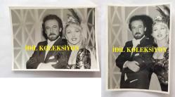 CİHAN ÜNAL'IN ORİJİNAL 2'Lİ FOTOĞRAF SETİ, 11,5 x 8,5 cm EBADINDA - CİHAN ÜNAL ve NERGİS KUMBASAR ''ŞEN DUL'UN GÖRKEMLİ DÖNÜŞÜ'' ADLI TİYATRO OYUNUNDA AYNI SAHNEDE