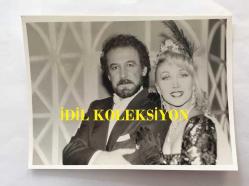 CİHAN ÜNAL'IN ORİJİNAL 2'Lİ FOTOĞRAF SETİ, 11,5 x 8,5 cm EBADINDA - CİHAN ÜNAL ve NERGİS KUMBASAR ''ŞEN DUL'UN GÖRKEMLİ DÖNÜŞÜ'' ADLI TİYATRO OYUNUNDA AYNI SAHNEDE