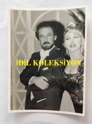 CİHAN ÜNAL'IN ORİJİNAL 2'Lİ FOTOĞRAF SETİ, 11,5 x 8,5 cm EBADINDA - CİHAN ÜNAL ve NERGİS KUMBASAR ''ŞEN DUL'UN GÖRKEMLİ DÖNÜŞÜ'' ADLI TİYATRO OYUNUNDA AYNI SAHNEDE