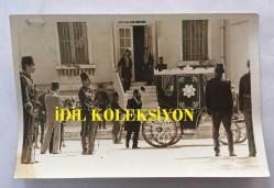 CİHAN ÜNAL'IN ORİJİNAL 3'LÜ FOTOĞRAF SETİ, 16 x 10,5 cm EBADINDA - CİHAN ÜNAL ve GÜLŞEN BUBİKOĞLU'NUN BAŞROLLERDE OYNADIĞI ''İHTİRAS'' ADLI FİLMİN ÇEKİMLERİNDEN 3 FARKLI KARE,  SUİKAST SAHNESİ YILDIZ SARAYI'NDA ÇEKİLDİ, 11 EYLÜL 1983