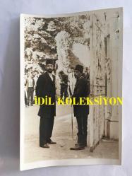 CİHAN ÜNAL'IN ORİJİNAL 3'LÜ FOTOĞRAF SETİ, 16 x 10,5 cm EBADINDA - CİHAN ÜNAL ve GÜLŞEN BUBİKOĞLU'NUN BAŞROLLERDE OYNADIĞI ''İHTİRAS'' ADLI FİLMİN ÇEKİMLERİNDEN 3 FARKLI KARE,  SUİKAST SAHNESİ YILDIZ SARAYI'NDA ÇEKİLDİ, 11 EYLÜL 1983