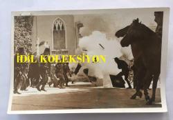 CİHAN ÜNAL'IN ORİJİNAL 3'LÜ FOTOĞRAF SETİ, 16 x 10,5 cm EBADINDA - CİHAN ÜNAL ve GÜLŞEN BUBİKOĞLU'NUN BAŞROLLERDE OYNADIĞI ''İHTİRAS'' ADLI FİLMİN ÇEKİMLERİNDEN 3 FARKLI KARE,  SUİKAST SAHNESİ YILDIZ SARAYI'NDA ÇEKİLDİ, 11 EYLÜL 1983
