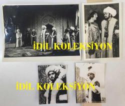 CİHAN ÜNAL'IN ORİJİNAL 4'LÜ FOTOĞRAF SETİ, 24 x 18 cm, 18 x 12 cm ve 12 x 9 cm EBADINDA 4 ADET FOTOĞRAF - İSTANBUL'UN FETHİNDEN 520 YIL SONRA ANKARA'DAKİ BÜYÜK TİYATRODA FATİH SULTAN MEHMET'İ CİHAN ÜNAL, BİZANS İMPARATORU KOSTANTİN'İ AYKUT SÖZERİ CANLANDIRIYOR, 1973