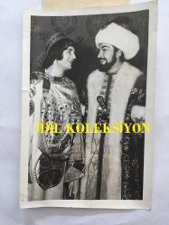 CİHAN ÜNAL'IN ORİJİNAL 4'LÜ FOTOĞRAF SETİ, 24 x 18 cm, 18 x 12 cm ve 12 x 9 cm EBADINDA 4 ADET FOTOĞRAF - İSTANBUL'UN FETHİNDEN 520 YIL SONRA ANKARA'DAKİ BÜYÜK TİYATRODA FATİH SULTAN MEHMET'İ CİHAN ÜNAL, BİZANS İMPARATORU KOSTANTİN'İ AYKUT SÖZERİ CANLANDIRIYOR, 1973