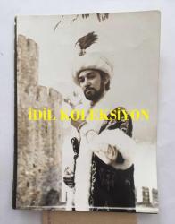 CİHAN ÜNAL'IN ORİJİNAL 4'LÜ FOTOĞRAF SETİ, 24 x 18 cm, 18 x 12 cm ve 12 x 9 cm EBADINDA 4 ADET FOTOĞRAF - İSTANBUL'UN FETHİNDEN 520 YIL SONRA ANKARA'DAKİ BÜYÜK TİYATRODA FATİH SULTAN MEHMET'İ CİHAN ÜNAL, BİZANS İMPARATORU KOSTANTİN'İ AYKUT SÖZERİ CANLANDIRIYOR, 1973