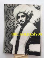 CİHAN ÜNAL'IN ORİJİNAL 4'LÜ FOTOĞRAF SETİ, 24 x 18 cm, 18 x 12 cm ve 12 x 9 cm EBADINDA 4 ADET FOTOĞRAF - İSTANBUL'UN FETHİNDEN 520 YIL SONRA ANKARA'DAKİ BÜYÜK TİYATRODA FATİH SULTAN MEHMET'İ CİHAN ÜNAL, BİZANS İMPARATORU KOSTANTİN'İ AYKUT SÖZERİ CANLANDIRIYOR, 1973