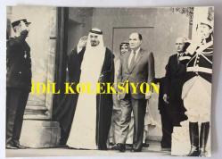 SUUDİ ARABİSTAN KRALI SULTAN  HALİD BİN ABDÜLAZİZ'İN ORİJİNAL FOTOĞRAFI, 16 x 12 cm EBADINDA  - SULTAN BİN ABDÜLAZİZ'İN ve FRANSA CUMHURBAŞKANI FRANÇOIS MITTERRAND AYNI KAREDE, 1981