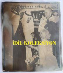 SUUDİ ARABİSTAN KRALI SULTAN  HALİD BİN ABDÜLAZİZ'İN AJANS BASIMI ORİJİNAL FOTOĞRAFI, 25 x 21 cm EBADINDA - SULTAN  HALİD BİN ABDÜLAZİZ'İN İNGİLTERE ZİYARETİNDE KRALİÇENİN ANNESİ  ELIZABETH BOWES-LYON KENDİSİNİ KARŞILARKEN ÇEKİLMİŞ BİR KARE