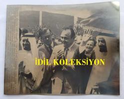 SUUDİ ARABİSTAN KRALI SULTAN  HALİD BİN ABDÜLAZİZ'İN AJANS BASIMI ORİJİNAL FOTOĞRAFI ve YAZILI HABER, 24 x 20 cm EBADINDA - SULTAN  HALİD BİN ABDÜLAZİZ ve ALMANYA ŞANSÖLYE YARDIMCISI HANS-DIETRICH GENSCHER AYNI KAREDE, 1980