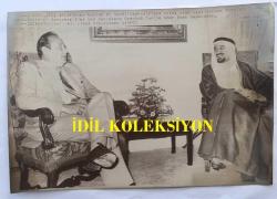 SUUDİ ARABİSTAN KRALI SULTAN  HALİD BİN ABDÜLAZİZ'İN AJANS BASIMI ORİJİNAL FOTOĞRAFI ve YAZILI HABER, 26 x 18 cm EBADINDA - SULTAN  HALİD BİN ABDÜLAZİZ ve ALMANYA ŞANSÖLYE YARDIMCISI HANS-DIETRICH GENSCHER KONUŞURLARKEN, 1980