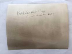 SUUDİ ARABİSTAN KRALI SULTAN  HALİD BİN ABDÜLAZİZ'İN AJANS BASIMI ORİJİNAL FOTOĞRAFI ve YAZILI HABER, 19 x 15 cm EBADINDA - SULTAN  HALİD BİN ABDÜLAZİZ'İN 1976 MODEL CADILLAC MARKA ARABASI