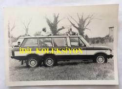 SUUDİ ARABİSTAN KRALI SULTAN  HALİD BİN ABDÜLAZİZ'İN ORİJİNAL FOTOĞRAFI ve ARKASINDA YAZILI HABER, 20 x 14 cm EBADINDA - SULTAN  HALİD BİN ABDÜLAZİZ'İN RANGE ROVER MARKASINA ÖZEL OLARAK YAPTIRDIĞI 6 TEKERLEKLİ ARABANIN FOTOĞRAFI, 25 MART 1981