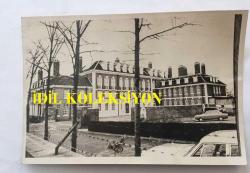 SUUDİ ARABİSTAN KRALI SULTAN  HALİD BİN ABDÜLAZİZ'İN ORİJİNAL FOTOĞRAFI ve ARKASINDA YAZILI HABER, 18 x 12 cm EBADINDA - SULTAN  HALİD BİN ABDÜLAZİZ'İN İNGİLTERE LONDRA'DA SATIN ALDIĞI LÜKS MALİKANENİN BİR FOTOĞRAFI, 4 MAYIS 1978
