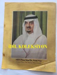 SUUDİ ARABİSTAN KRALI SULTAN  HALİD BİN ABDÜLAZİZ'İN ve PRENS FAHAD BİN ABDÜL AZİZ'İN DERGİDEN KESİLME FOTOĞRAFI (TEK YAPRAK, ARKALI ÖNLÜ ÇİFT FOTOĞRAF), 28 x 11 cm EBADINDA