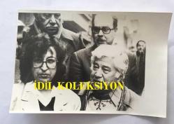 AZİZ NESİN'İN ORİJİNAL FOTOĞRAFI - 18 x 12 cm EBADINDA - SİYAH & BEYAZ - AZİZ NESİN SOKAKTA KONUŞMA YAPARKEN ÇEKİLMİŞ BİR FOTOĞRAF