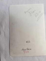 AZİZ NESİN'İN ORİJİNAL FOTOĞRAFI - 18 x 12 cm EBADINDA - SİYAH & BEYAZ - AZİZ NESİN BEYAZ GÖMLEĞİ ve GRİ CEKETİYLE KADRAJA BAKARKEN YAKINDAN ÇEKİLMİŞ ÇOK NET KALİTEDE BİR FOTOĞRAF