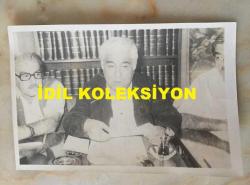 AZİZ NESİN'İN ORİJİNAL FOTOĞRAFI - 18 x 12 cm EBADINDA - SİYAH & BEYAZ - AZİZ NESİN YAZAR DOSTLARIYLA MASASINDA KONUŞMA YAPARKEN ÇEKİLMİŞ BİR KARE