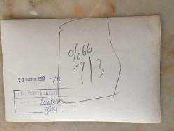 AZİZ NESİN'İN ORİJİNAL FOTOĞRAFI - 18 x 12 cm EBADINDA - SİYAH & BEYAZ - AZİZ NESİN YAZAR DOSTLARIYLA MASASINDA KONUŞMA YAPARKEN ÇEKİLMİŞ BİR KARE