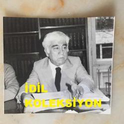 AZİZ NESİN'İN ORİJİNAL FOTOĞRAFI - 11 x 10 cm EBADINDA - SİYAH & BEYAZ - AZİZ NESİN MASASINA KOYDUĞU BELGELERLE BİR KONUŞMA YAPARKEN ÇEKİLMİŞ BİR KARE