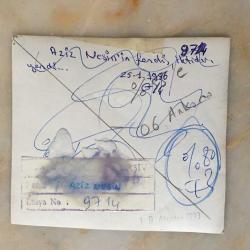 AZİZ NESİN'İN ORİJİNAL FOTOĞRAFI - 11 x 10 cm EBADINDA - SİYAH & BEYAZ - AZİZ NESİN MASASINA KOYDUĞU BELGELERLE BİR KONUŞMA YAPARKEN ÇEKİLMİŞ BİR KARE