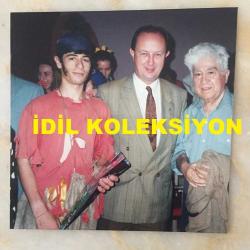 AZİZ NESİN'İN ORİJİNAL 2'Lİ FOTOĞRAF SETİ - 15 x 10 cm ve 10 x 10 cm EBADINDA 2 ADET FOTOĞRAF- AZİZ NESİN SON DÖNEMLERİNDE ÇATALCA BELEDİYE BAŞKANI FIRAT AYKUT'LA HATIRA POZU VERİRKEN ve HALKLA KONUŞMA YAPARKEN ÇEKİLMİŞ ÇOK NET 2 FARKLI FOTOĞRAF