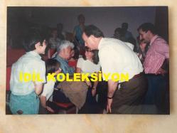 AZİZ NESİN'İN ORİJİNAL 2'Lİ FOTOĞRAF SETİ - 15 x 10 cm ve 10 x 10 cm EBADINDA 2 ADET FOTOĞRAF- AZİZ NESİN SON DÖNEMLERİNDE ÇATALCA BELEDİYE BAŞKANI FIRAT AYKUT'LA HATIRA POZU VERİRKEN ve HALKLA KONUŞMA YAPARKEN ÇEKİLMİŞ ÇOK NET 2 FARKLI FOTOĞRAF