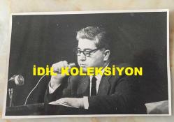 AZİZ NESİN'İN ORİJİNAL FOTOĞRAFI - 18 x 12 cm EBADINDA - SİYAH & BEYAZ - AZİZ NESİN KATILDIĞI BİR TOPLANTIDA MİKROFONLA KONUŞMA YAPARKEN ÇEKİLMİŞ BİR KARE