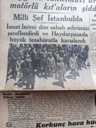 Cumhuriyet Gazetesi - 7 Haziran 1940 - Harbin Cihan şükürler Safhası Önünde Yazan Yunus Nadi Köşe Yazısı - Alman Taarruzu İnkişaf Edemiyor - Milli Şef İstanbul'da Fotoğraf - Yeni Müdafaa Sistemi İçinde Dün Yüzlerce Alman Tankı İmha Olundu - Amerika Büyük Erkanıharbiye Reisi General Marshall - Müttefik Filoları 150 Ton Bomba Atarak Alman Fabrika Ve Üslerini Tahrip Ettiler - Tarihte Türkler Ve İngilizler Yazan Ziya Şakir Yazı Dizisi - Küçük Hikaye Bir Ölümün Esrarı Peride Celal Yazı Dizisi - Üç Lira Sermayesi Olan Bir Metre Kumaşın Beyoğlu'nda 18 Liraya Satıldığı Anlaşıldı - Churchill Diyor Ki Belçikayı Eski Haline Getirmek Bizim De Fransa'nın da Bir Gayesidir - Galatasaray Fenerbahçe Bu Hafta Kadıköy'de Karşılaşıyorlar - Beynelmilel Atletizm Bayramı - Aşk Ve Macera Romanı İlk Ve Son Esad Mahmud Karakurt Yazı Dizisi - Şarkın Ses Kraliçesi Ümmü Gülsüm'ün Şaheseri Vedad Yanık Esire Taksim Sinemasında - Ağaran Saçlara Juvantin Kanzuk - Petrol Nizam Meleklerden Eser Bırakmaz - Çapamarka