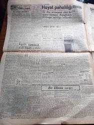 Cumhuriyet Gazetesi - 7 Haziran 1940 - Harbin Cihan şükürler Safhası Önünde Yazan Yunus Nadi Köşe Yazısı - Alman Taarruzu İnkişaf Edemiyor - Milli Şef İstanbul'da Fotoğraf - Yeni Müdafaa Sistemi İçinde Dün Yüzlerce Alman Tankı İmha Olundu - Amerika Büyük Erkanıharbiye Reisi General Marshall - Müttefik Filoları 150 Ton Bomba Atarak Alman Fabrika Ve Üslerini Tahrip Ettiler - Tarihte Türkler Ve İngilizler Yazan Ziya Şakir Yazı Dizisi - Küçük Hikaye Bir Ölümün Esrarı Peride Celal Yazı Dizisi - Üç Lira Sermayesi Olan Bir Metre Kumaşın Beyoğlu'nda 18 Liraya Satıldığı Anlaşıldı - Churchill Diyor Ki Belçikayı Eski Haline Getirmek Bizim De Fransa'nın da Bir Gayesidir - Galatasaray Fenerbahçe Bu Hafta Kadıköy'de Karşılaşıyorlar - Beynelmilel Atletizm Bayramı - Aşk Ve Macera Romanı İlk Ve Son Esad Mahmud Karakurt Yazı Dizisi - Şarkın Ses Kraliçesi Ümmü Gülsüm'ün Şaheseri Vedad Yanık Esire Taksim Sinemasında - Ağaran Saçlara Juvantin Kanzuk - Petrol Nizam Meleklerden Eser Bırakmaz - Çapamarka