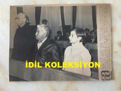 AZİZ NESİN'İN ORİJİNAL AJANS BASIMI FOTOĞRAFI (KAĞIT BASKI, HABER METİNLİ) - 17 x 13 cm EBADINDA - SİYAH & BEYAZ - AZİZ NESİN, MEHMET ALİ AYBAR ve FATMA YAZICI'NIN DEVLET GÜVENLİK MAHKEMESİNDE YARGILANDIKLARI ANDA DUURŞMA SALONUNDAN BİR KARE