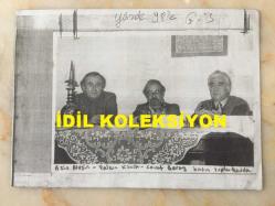 AZİZ NESİN'İN ORİJİNAL AJANS BASIMI FOTOĞRAFI (KAĞIT BASKI, HABER METİNLİ) - 21 x 15 cm EBADINDA - SİYAH & BEYAZ - AZİZ NESİN, CEVAT GERAY ve YALÇIN KÜÇÜK BASIN TOPLANTISI DÜZENLERKEN ÇEKİLMİŞ BİR KARE, 1985