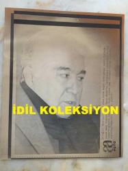 AZİZ NESİN'İN ORİJİNAL AJANS BASIMI FOTOĞRAFI (KAĞIT BASKI, HABER METİNLİ) - 22 x 18 cm EBADINDA - SİYAH & BEYAZ - AZİZ NESİN DÜZENLEDİĞİ BASIN TOPLANTISINDA KENDİLERİNE KENAN EVRAN TARAFINDAN ''VATAN HAİNİ'' DENMESİNE KAŞRILIK OLARAK İKİNCİ KEZ TAZMİNAT DAVASI AÇTI, 1990