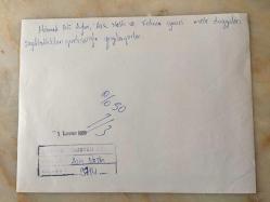 AZİZ NESİN'İN ORİJİNAL AJANS BASIMI FOTOĞRAFI (KAĞIT BASKI, HABER METİNLİ) - 17 x 13 cm EBADINDA - SİYAH & BEYAZ - AZİZ NESİN, MEHMET ALİ AYBAR ve FATMA YAZICI'NIN DEVLET GÜVENLİK MAHKEMESİNDE YARGILANDIKLARI ANDA DUURŞMA SALONUNDAN BİR KARE