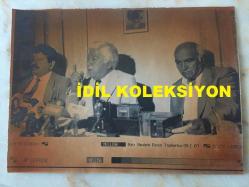 AZİZ NESİN'İN ORİJİNAL AJANS BASIMI FOTOĞRAFI (KAĞIT BASKI) - 25 x 18 cm EBADINDA - SİYAH & BEYAZ - AZİZ NESİN ARKADAŞLARIYLA BASIN TOPLANTISI DÜZENLERKEN ÇEKİLMİŞ BİR KARE