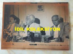 AZİZ NESİN'İN ORİJİNAL AJANS BASIMI FOTOĞRAFI (KAĞIT BASKI) - 25 x 18 cm EBADINDA - SİYAH & BEYAZ - AZİZ NESİN ARKADAŞLARIYLA BASIN TOPLANTISI DÜZENLERKEN ÇEKİLMİŞ BİR KARE