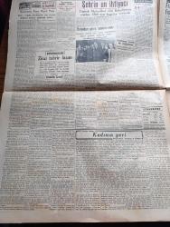 Cumhuriyet Gazetesi - 14  Haziran 1940 - Romanya'da Görülen Manzaraların Hakikati Yazan Yunus Nadi Köşe Yazısı - Büyük Zayiat Veren Alman Ordusu - Afrika'daki İtalyan Üsleri Bombalandı - Paris Kapılarında Mücadele - Fransa Payitahtı Yıktırmamak İçin Açık Şehir İlan Etti - Şalon'u Alan Almanların Şimalde İlerleyişini - Amerikadan İlk Büyükşehir Yardım - Amerika Fransa'ya 600 Bin Tüfek 40 Bin Makineli Tüfek Ve 800 Top Gönderildi - Tarihte Türkler Ve İngilizler Yazan Ziya Şakir Yazı Dizisi - Toprak Mahsulleri Ofisi İstanbul Belediyesi'nin Emrine 1500 Ton Buğday Verecek - Küçük Hikaye Kadının Yeri Almancadan Nakleden S. Ötüken - Askerlik Bahisleri İtalyan Ordusu Yazan Emekli Kurmay Feridun Dirimtekin - Afrika'daki İtalyan Üsleri Bombalandı - Aşk Ve Macera Romanı İlk Ve Son Yazan Esat Mahmut Karakurt Yazı Dizisi - Papalık Gazetesi Kapatıldı - Bugünkü Radyo Programı - Aysel Bataklı Damın Kızı Bugünden İtibaren Taksim Sinemasında - Gelincik Sigarası Çıktı - Salacak Plaj Ve Gazinosu Açılıyor