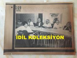 AZİZ NESİN'İN ORİJİNAL AJANS BASIMI FOTOĞRAFI (KAĞIT BASKI, HABER METİNLİ) - 21 x 16 cm EBADINDA - SİYAH & BEYAZ - AZİZ NESİN, MEHMET ALİ AYBAR, RASİH NURİ İLERİ, EMİL GALİP SANDALCI ve PROF. DR. MİNE URGAN 48 SAATLİK AÇLIK GREVLERİNE GİTAR EŞLİĞİNDE GİRERLERKEN ÇEKİLMİŞ BİR KARE, 1989