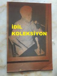 AZİZ NESİN'İN ORİJİNAL AJANS BASIMI FOTOĞRAFI (KAĞIT BASKI) - 24 x 16 cm EBADINDA - SİYAH & BEYAZ - AZİZ NESİN MİKROFONLA KONUŞMA YAPARKEN ÇEKİLMİŞ BİR KARE