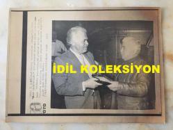 AZİZ NESİN'İN ORİJİNAL AJANS BASIMI FOTOĞRAFI (KAĞIT BASKI, HABER METİNLİ) - 22 x 16 cm EBADINDA - SİYAH & BEYAZ - ÇAĞDAŞ GAZETECİLER DERNEĞİ'NİN 1986 YILIN GAZETECİLERİ YARIŞMASINDA DERECEYE GİRENLERE ÖDÜLLERİ VERİLİRKEN YÖNETİM KURULU ÖZEL ÖDÜLÜNÜ FAALİYETİ DURDURULAN DİSK GENEL BAŞKANI ABDULLAH BAŞTÜRK'E AZİZ NESİN TAKDİM EDERKEN ÇEKİLMİŞ BİR KARE
