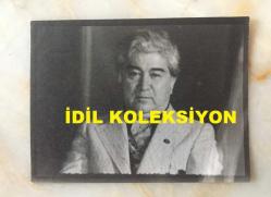 AZİZ NESİN'İN ORİJİNAL AJANS BASIMI FOTOĞRAFI (KAĞIT BASKI) - 12 x 9 cm EBADINDA - SİYAH & BEYAZ - AZİZ NESİN 1979 YILINDA TAKIM ELBİSELİ OLARAK POZ VERİRKEN ÇEKİLMİŞ BİR KARE