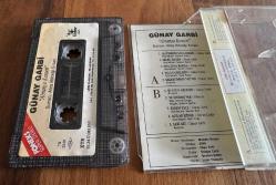 GÜNAY GARBİ - ALMANYA KONSERİ - SELAMİ ŞAHİN / BÜLENT ERSOY / KİBARİYE - DEVRAN ÇAĞLAR - KASET