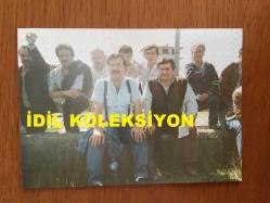 BİZİMKİLER DİZİSİNİN KATİL YAVUZ'U AYKUR ORAY'IN ORİJİNAL FOTOĞRAFI - 13 x 9 cm EBADINDA - AYKUT ORAY KENARDA OTURMUŞ BİR SPOR MÜSABAKASINI İZLERKEN