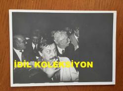 BİZİMKİLER DİZİSİNİN KATİL YAVUZ'U AYKUR ORAY'IN ORİJİNAL FOTOĞRAFI - 12 x 9 cm EBADINDA - AYKUT ORAY BİR ETKİNLİKTE SİGARA İÇERKEN