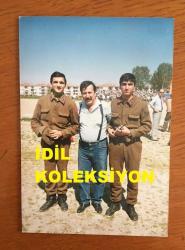 BİZİMKİLER DİZİSİNİN KATİL YAVUZ'U AYKUR ORAY'IN ORİJİNAL FOTOĞRAFI - 13 x 9 cm EBADINDA - AYKUT ORAY İKİ ASKERLE HATIRA FOTOĞRAFI ÇEKTİRİRKEN
