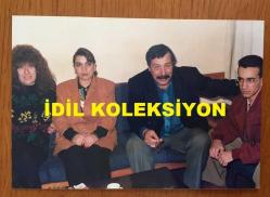 BİZİMKİLER DİZİSİNİN KATİL YAVUZ'U AYKUR ORAY'IN ORİJİNAL FOTOĞRAFI - 13 x 9 cm EBADINDA - AYKUT ORAY, AYŞEN GRUDA, ŞEHMUS & TÜRKAN ŞERBETÇİ AYNI KAREDE