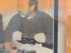 BİZİMKİLER DİZİSİNİN KATİL YAVUZ'U AYKUR ORAY'IN AJANS BASIMI FOTOĞRAFI (KAĞIT BASKI, HABER METNİ İLE) - 21 x 18 cm EBADINDA - AYKUT ORAY SHP YÖNETİM KURULU ÜYESİ OLARAK ''SHP ÜNİVERSİTE DEĞİL, BURADA DEKANLIK YAPILMAZ'' DİYEREK KONUŞMA YAPARKEN ÇEKİLMİŞ BİR KARE