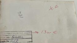 Yeni doğmuş olan bir bebeği giydirirken çekilmiş olan yetişkin bir hemşirenin fotoğrafı.ORJİNAL SİYAH & BEYAZ 17x12cm EBADINDA - 1940'LAR, 1950'LER, 1960'LAR ve 1970'LER