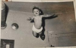 Bez takıp dedesi tarafından hava zıplatırken çekilmiş olan bir bebeğin fotoğrafı.ORJİNAL SİYAH & BEYAZ 17x12cm EBADINDA - 1940'LAR, 1950'LER, 1960'LAR ve 1970'LER