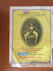 EDİP AKBAYRAM'IN DERGİDEN KESİLME BÜYÜK BOY FOTOĞRAFI (TAM SAYFA) - 27 x 19 cm EBADINDA - GAZETECİLER CEMİYETİ'NİN 67 İLE 670 BİN KİTAP KAMPANYASINA EDİP AKBAYRAM DA SÖZLERİ VE BESTESİ AŞIK MAHZUNİ ŞERİF'E AİT OLAN ''GÖREYDİM, ÖLEYDİM'' ADLI PARÇASI İLE KATILDI