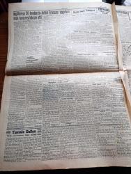 Cumhuriyet Gazetesi - 11 Temmuz 1940 - Karşılıklı Propaganda Bombardımanları Arasında Yazan Nadir Nadi Köşe Yazısı - Akdeniz'de İlk Deniz Muharebesi İtalyan Filosunun 2 Gemi Kaybıyla Neticelendi - D. N. B. nin Tahrifleri - Macarlara Verilen Cevap Balkanlarda Arazi İsteyecek Zaman Henüz Gelmemiştir - İhtilal Fransası Doğarken - İngiltere'nin Harp Masrafı Günde 7,5 Milyon Sterlin - Tarihte Türkler Ve İngilizler Yazan Ziya Şakir Yazı Dizisi - Küçük Hikaye Diploma Ve Kadın Saçı Yazan Kadircan Kaflı - Yüksek Mühendis Mektebinde Diplomalar Verildi - Türkiye Futbol Birinciliği - Hakem Kursundan Mezun Olanlar - At Yarışları Başlıyor - Yasemin Dalları Yazan Server Bedi Yazı Dizisi - Bugünkü Radyo Programı - Günün Bulmacası - Bayan Mualla Ve Kemani Sadi Kadıköy İnci Gazinosunda - Baker Büyük Mağazaları - Çapamarka - Münir Nurettin Maçkadaki Küçük Çiftlik Parkında